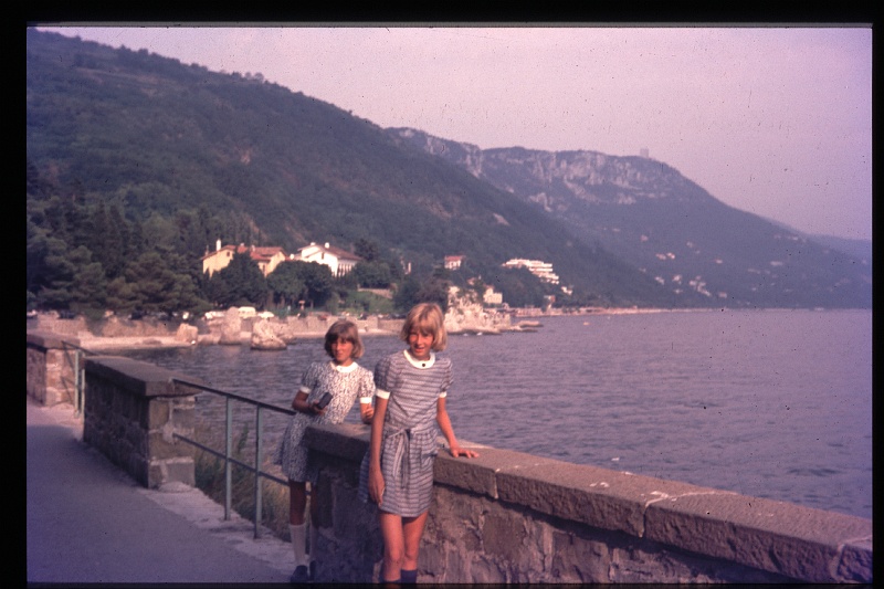 34.Miramare jul 1975 Brigitte,Marion.JPG